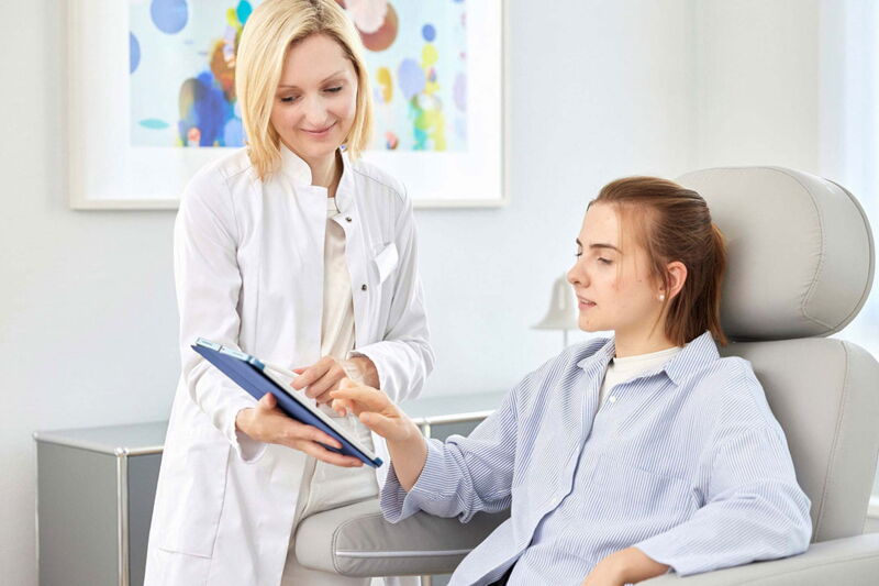 Dr. Agata Jost berät eine Patientin