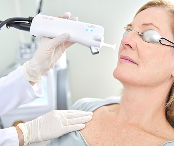 Patientin bekommt eine Laserbehandlung in Berlin Zehlendorf
