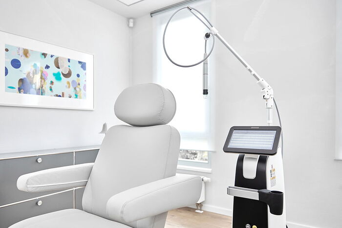Ganzheitliche Dermatologie Dr. med. Agata Jost - Behandlungszimmer - Lasermedizin - Kosmetik - Ästhetische Medizin