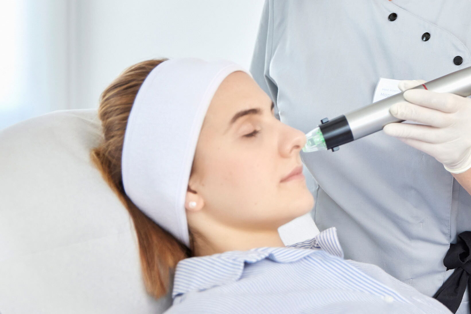 Radiofrequenz Microneedling Behandlung bei einer jungen Frau.