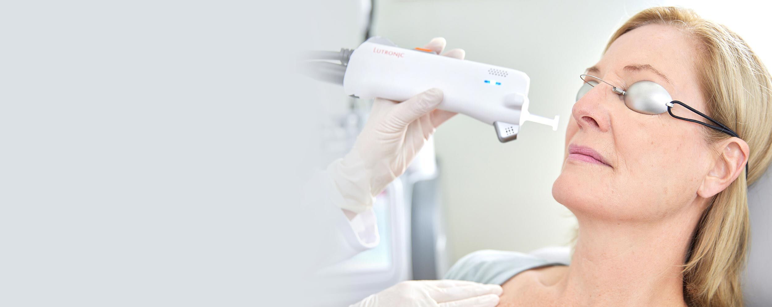 Patientin bekommt eine Laserbehandlung in de Dermatologie Jost in Berlin Zehlendorf