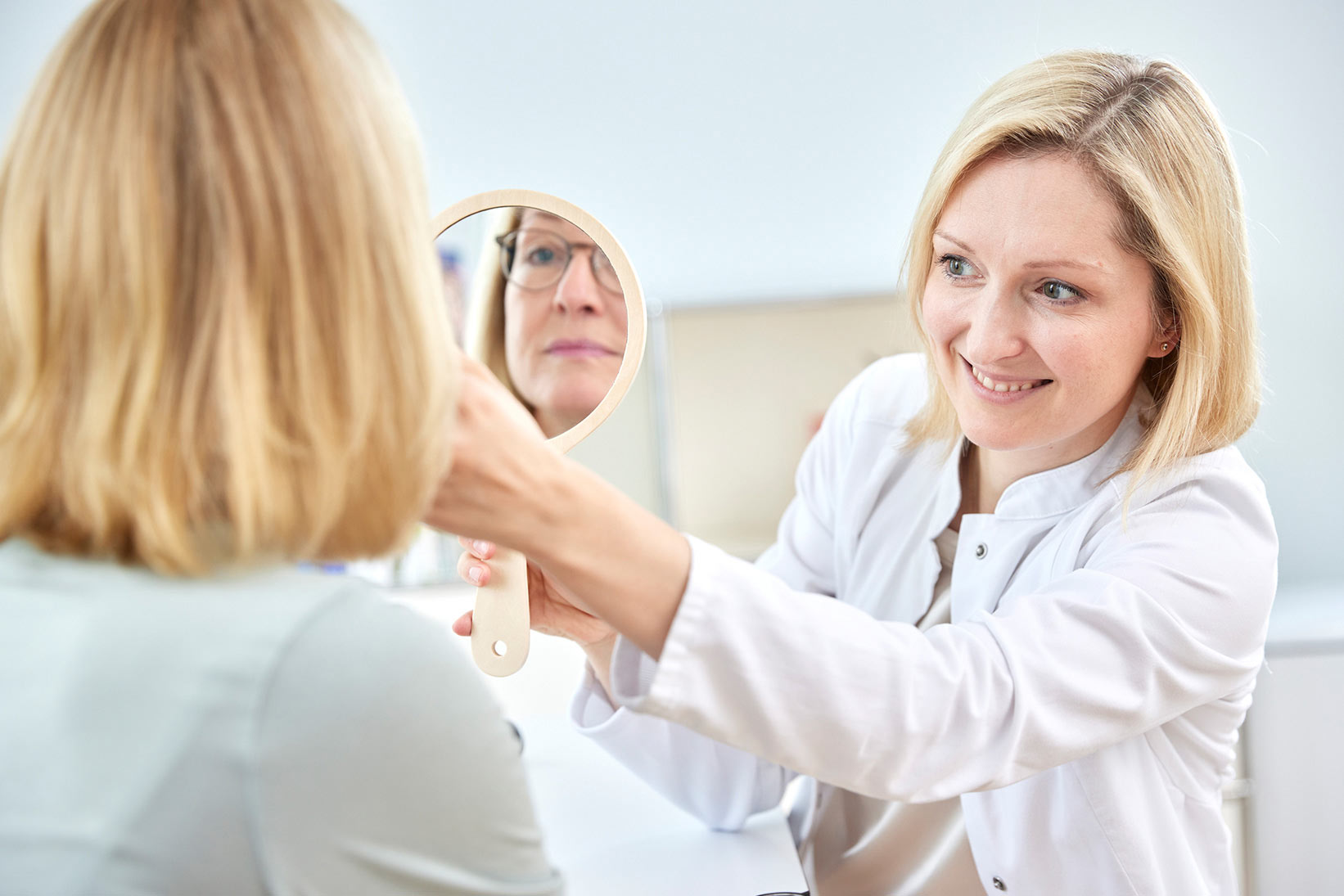 Frau nach einer Laserbehandlung in der Dermatologie Jost - strahlende Haut